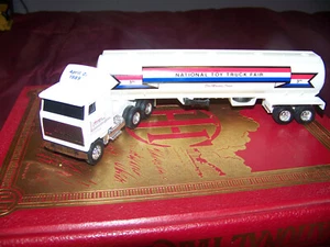 Mack Ultra-Liner Cab Over mit Tankanhänger, 1/64, Ertl, 3rd Toy Truck Show 1989 - Bild 1 von 2