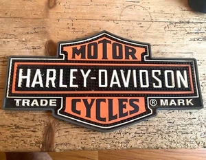 TAPPETINO BAR HARLEY DAVIDSON MOTORCYCLES-USATO MA COOL-LOGO CLASSICO-NERO,ARANCIONE - Foto 1 di 3