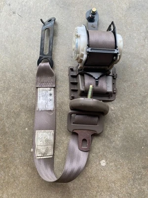 95-97 1997 TOYOTA TACOMA PASAJERO DERECHO CINTURÓN SEGURIDAD TRASERO RETRACTOR MARRÓN CABINA EXTENDIDA Foto 1 de 4