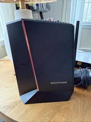 Módem por cable Netgear Nighthawk CM2000 DOCSIS 3.1 Multi-Gig 2.5Gbps excelente Foto 1 de 4