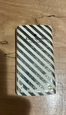 Batería de respaldo para teléfono celular Kate Spade New York portátil de 2,1 amperios con salida USB Foto 1 de 4