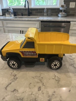 Caminhão basculante Tonka Construction veículo amarelo e preto 2012 Hasbro ECU - Imagem 1 de 4