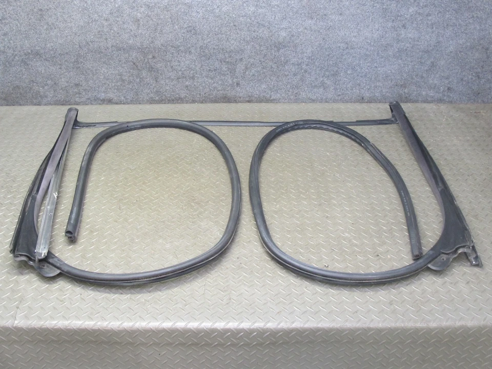 01-06 BMW E46 330ci PÁRA-BRISA CONVERSÍVEL TOPO TIRA DO TEMPO SELO DE BORRACHA FABRICANTE DE EQUIPAMENTO ORIGINAL - Imagem 1 de 4