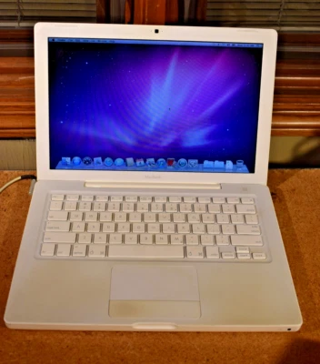 Apple 13" MacBook 2006 Laptop 2GHz Core 2 Duo 250GB MacOS Snow Leopard 10.6.8 - Image 1 of 4