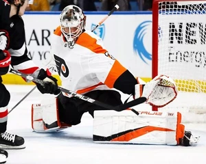 Samuel Ersson Primera NHL Cierre Philadelphia Flyers 8x10 NHL Hockey Foto - Imagen 1 de 1