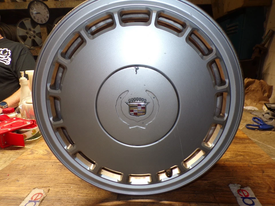 Llanta Cadillac Allante 1989-1992 16x7 5 tacos 115 mm con tapa central OEM Foto 1 de 4