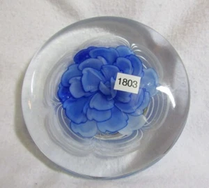 GROSSER HANDGEFERTIGTER FLACHER BRIEFBESCHWERER AUS GLAS MIT GROSSER BLAUER BLUME - Bild 1 von 4