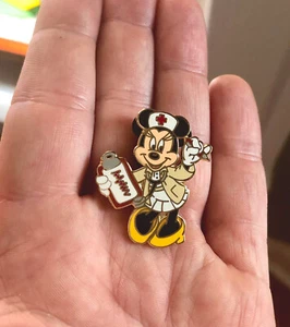 Mouse Minnie infermiera WDW DISNEY con PIN Appunti 5017 Cappello Croce Rossa 2002 CAST - Foto 1 di 11