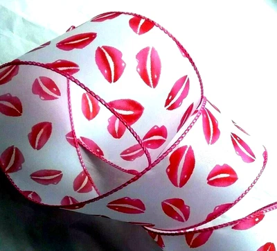 Labios del Día de San Valentín 2.5" por 3 yardas Blanco Satinado Cinta con Cable Kiss Me #7106 Foto 1 de 4