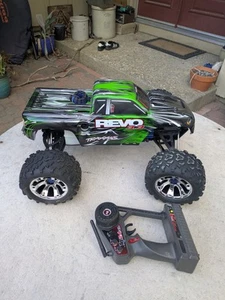 Brand New Traxxas Revo 3.3 Nitro RC Car 4 Wheel Drive w Controller - Picture 1 of 12