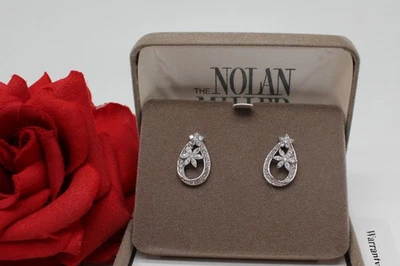 Pendientes perforados Nolan Miller tono plata estrás flor gato RESCATE Foto 1 de 3