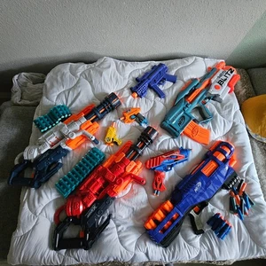 Nerf Sammlung verschiedener Modelle mit Zubehör ( Munition ) - Bild 1 von 5