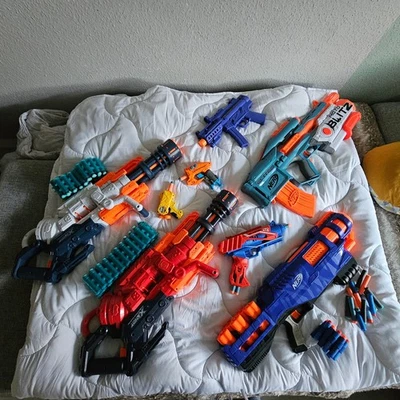 Nerf Sammlung verschiedener Modelle mit Zubehör ( Munition ) - Bild 1 von 4
