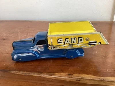 Camión de volteo vintage Marx de acero prensado y estaño arena y grava años 40 (¡Bonito!) Foto 1 de 4