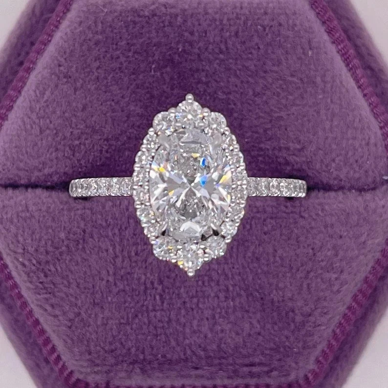 Anillo de compromiso de promesa con halo de diamantes cultivados en laboratorio de corte ovalado de 2,30 quilates de oro blanco de 14 k Foto 1 de 4