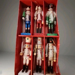 Cascanueces 5" Holiday Traditions 6 piezas adornos.   - Imagen 1 de 3