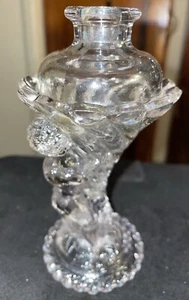 Antiguo candelabro/jarrón reutilizable botella de perfume querubín de vidrio prensado EAPG - Imagen 1 de 8