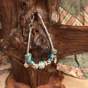 Bracciale fatto a mano con perline blu tono argento 8" - Foto 1 di 3
