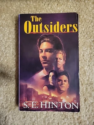 The Outsiders by S.E. Hinton - Paperback Book Foto 1 de 3
