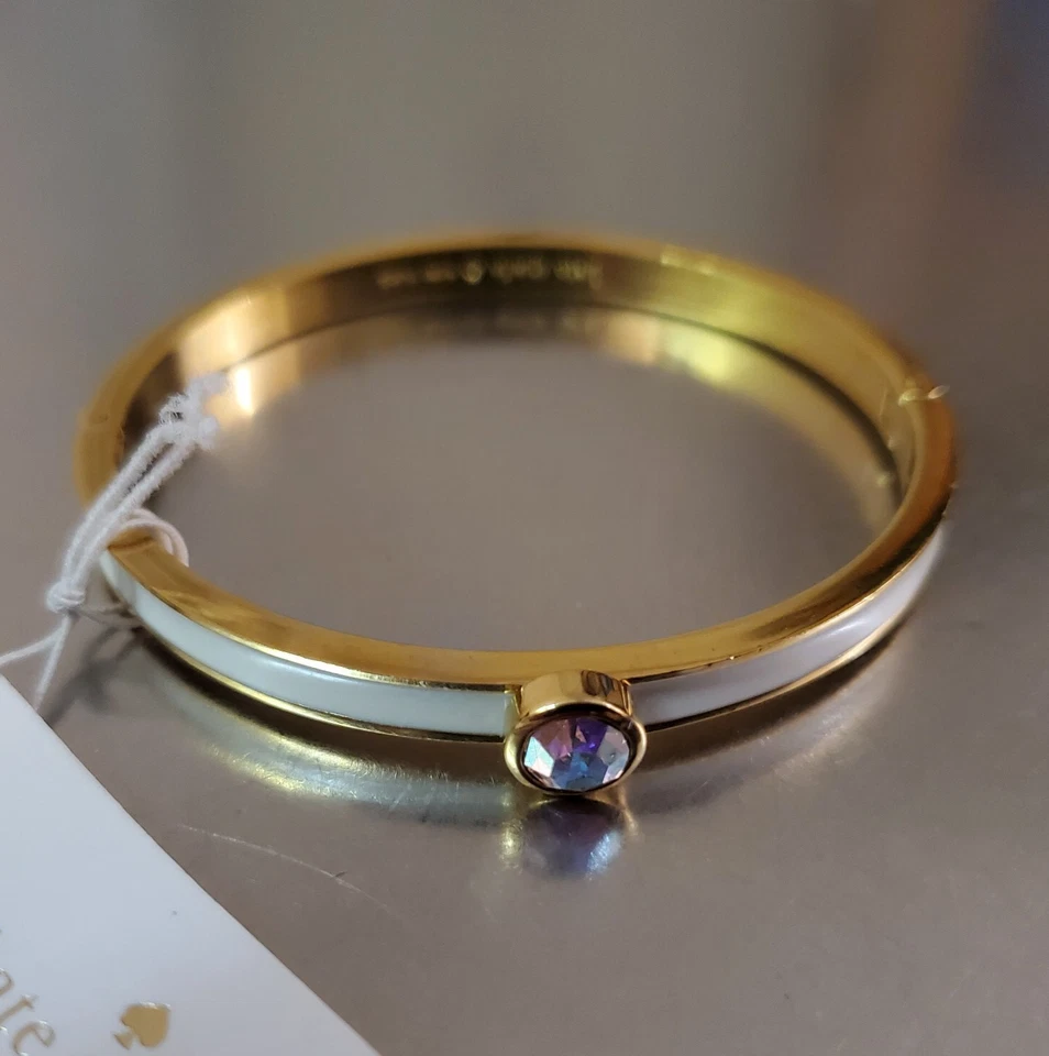 Pulsera Kate Spade New York nueva con etiquetas puño con bisagras para mujer tono blanco y dorado 6,5 pulgadas Foto 1 de 4