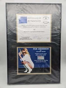 TV Pamela Anderson usada V.I.P. Pieza de armario VIP con arte de pared enmarcado con certificado de autenticidad - Imagen 1 de 7