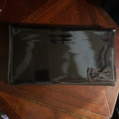 Bolso sin asas acordeón vintage de charol negro con botón a presión y sección múltiple Foto 1 de 4