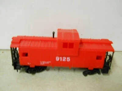 Model Power 9125 Caboose Red Safety Railroad Train Car Lot A - Image 1 of 4