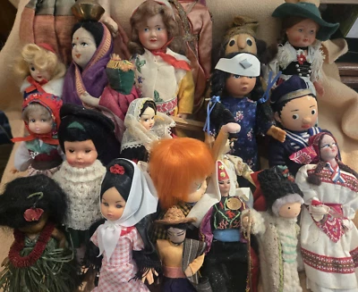 Lote de 20 muñecas étnicas multinacionales vintage con atuendo tradicional Foto 1 de 4
