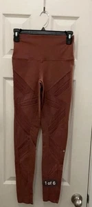 Leggings Alo Yoga cintura alta tiro medio moto polvoriento rosa malla para mujer pequeños - Imagen 1 de 6