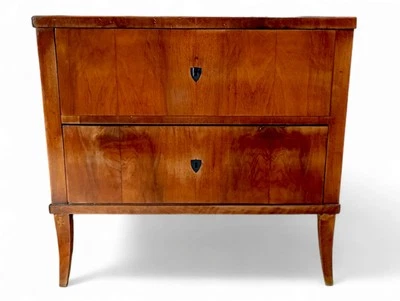 Frühe, Strenge BIEDERMEIER KOMMODE, A. 19. Jhdt., Säbelbeine  - Image 1 of 4