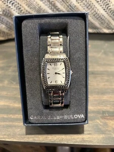 Reloj rectangular Caravelle by Bulova tono plata 43L150 - Imagen 1 de 5