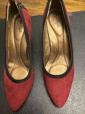 Zapatos de salón rojos con ribete negro talla 8,5 M en buen estado Foto 1 de 4