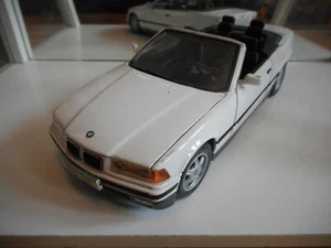 Maisto BMW 325i Convertible 1993 in White on 1:18 - Imagen 1 de 3