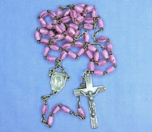 Vintage Rosenkranz mit länglichen facettierten rosa-lila Glasperlen im Lederetui - Bild 1 von 12