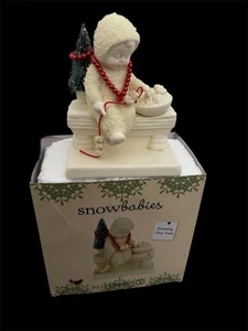 DEPT 56 Snowbabies Dressing The Tree Neu im Karton 2017 Christmas Friends #407375 - Bild 1 von 10