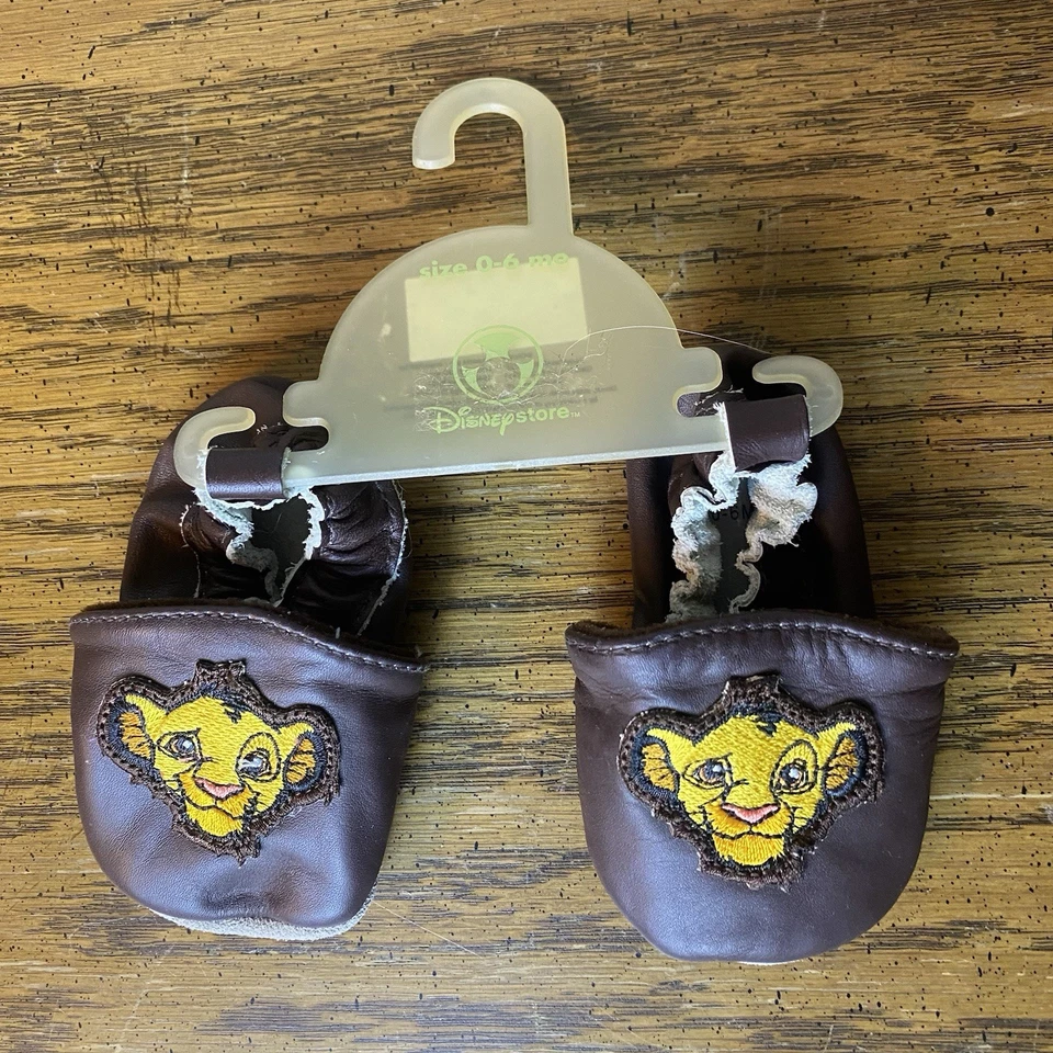 NUEVO CON ETIQUETAS Disney Store Zapatos Sin Cordones 0-6M Bebé Rey León Botines Simba Foto 1 de 4