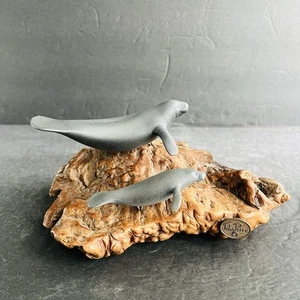 Scultura in legno di burl madre e vitello lamantino John Perry - Foto 1 di 14