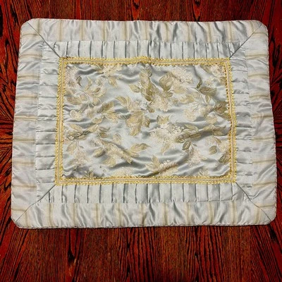 LUJO CROSILL HOME GLICINIA Almohada Falsa 32.5”x26.5” Floral Dorado Blanco Lt Azul Foto 1 de 4