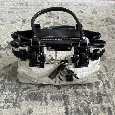 Сумочка Coach Hampton белая и черная кожаная сумка с акцентом на косу - Изображение 1 из 4