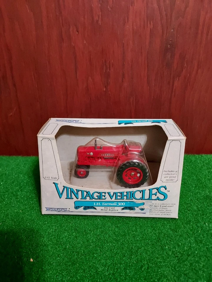 1/43 IH Farmall 300 Narrow Front Tractor - Image 1 of 1