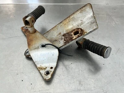 1990 Yamaha Route 66 Left Right Passenger Footrest Peg Bracket Rearset OEM E6893 Foto 1 de 4