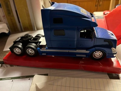 1/32 NEW RAY NEW VOLVO VN-780 BLUE SEMI TRACTOR , NO PACKAGING # B 641 - Image 1 of 4