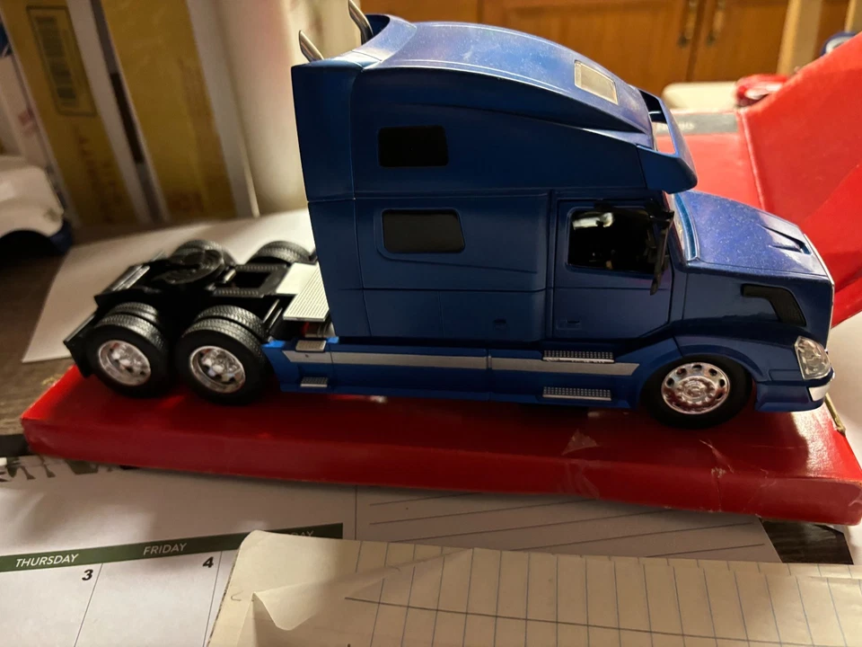 1/32 NUEVO RAY NUEVO VOLVO VN-780 AZUL SEMI TRACTOR, SIN EMBALAJE # B 641 Foto 1 de 4