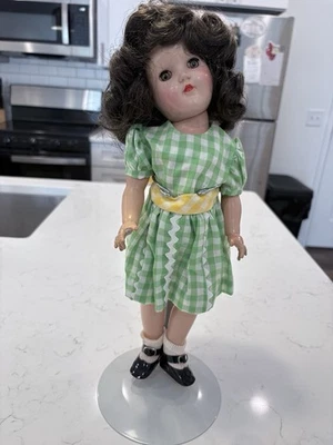 Muñeca composición coleccionable en vestido gingham verde de Ideal Toy Company Foto 1 de 4