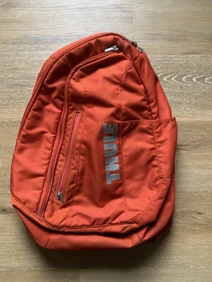 Mochila tiracolo Thule Suécia laranja estilingue acolchoado - Imagem 1 de 4