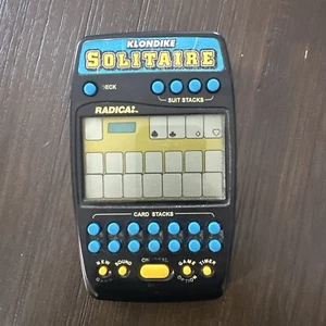 Radica Klondike Solitario Electrónico Portátil Piezas Solo Enciende Sin Actividad - Imagen 1 de 3