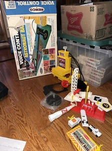 Vintage 1969 Remco voice control astronaut base - Picture 1 of 12