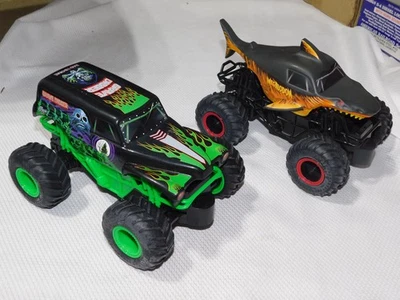 Camiones Monster Jam RC excavadora de tumbas y Megalodon Fire 2 camiones SIN CONTROLES REMOTOS Foto 1 de 4