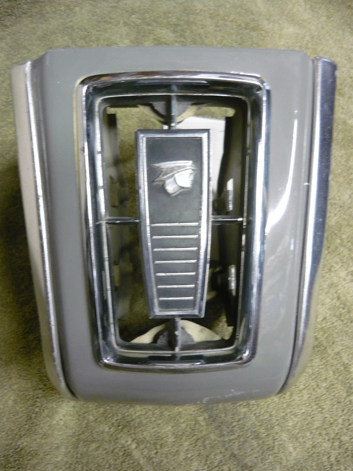 Mercury Cougar XR7 1967 1968 nariz central parrilla emblema 67 68 Foto 1 de 4