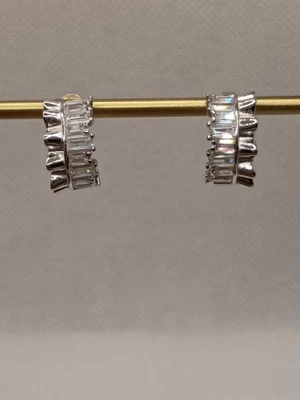 Modernos pendientes de aro Baguette de plata esterlina circonita cúbica Sunburst Huggie con pasador trasero Foto 1 de 4